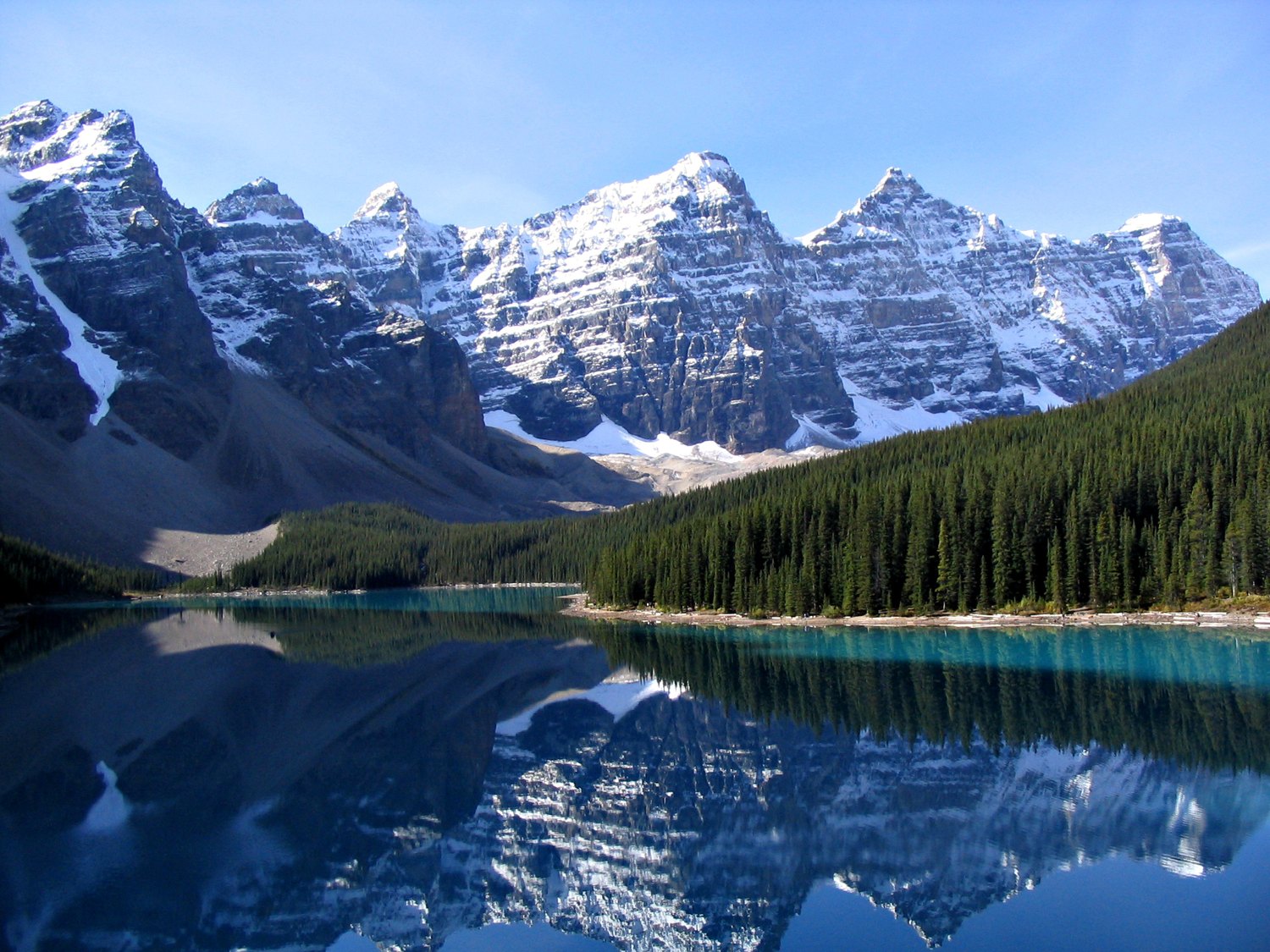 Moraine Lake vor den schneebedeckten Gipfeln im Banff-Nationalpark, Alberta